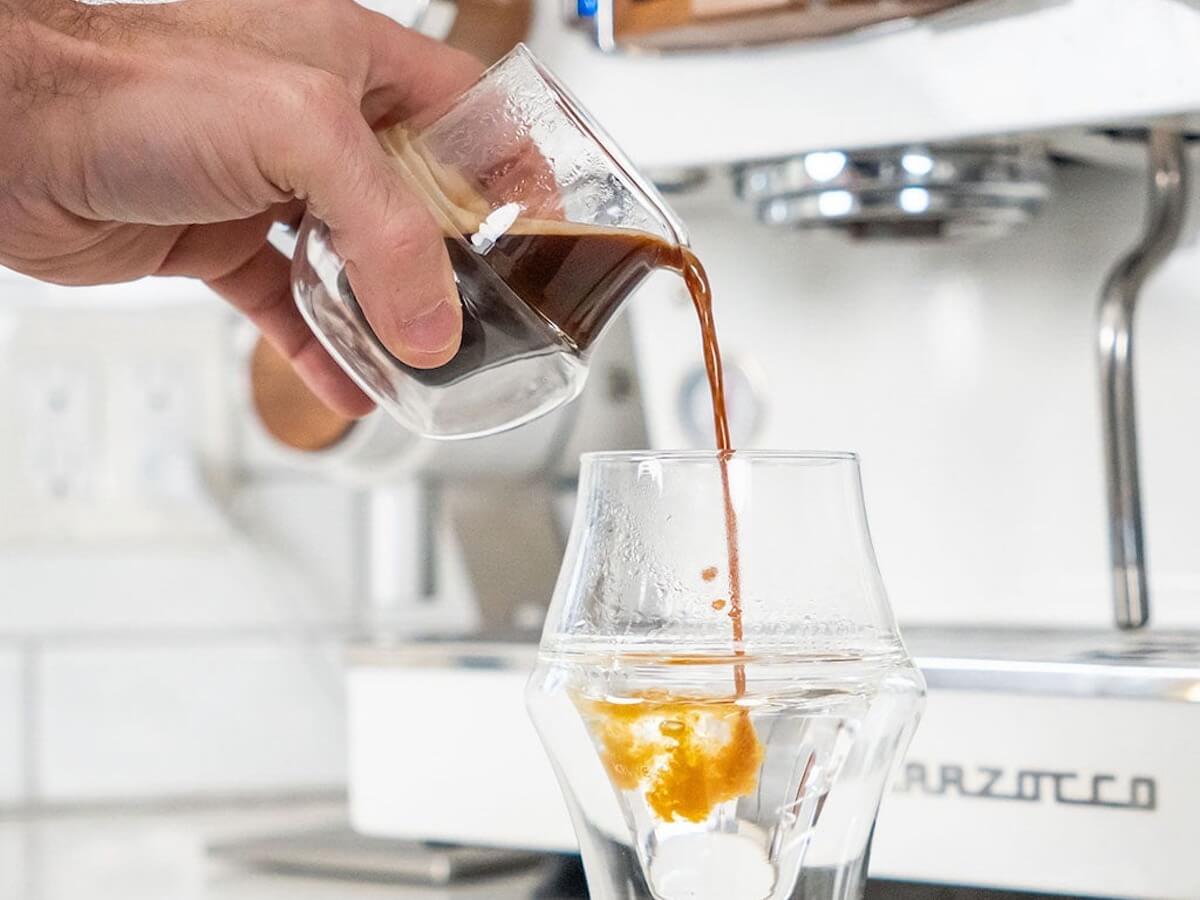 Kruve | Verres à espresso Propel avec bec verseur - Daddy Got Coffee Edition - Ensemble de 2