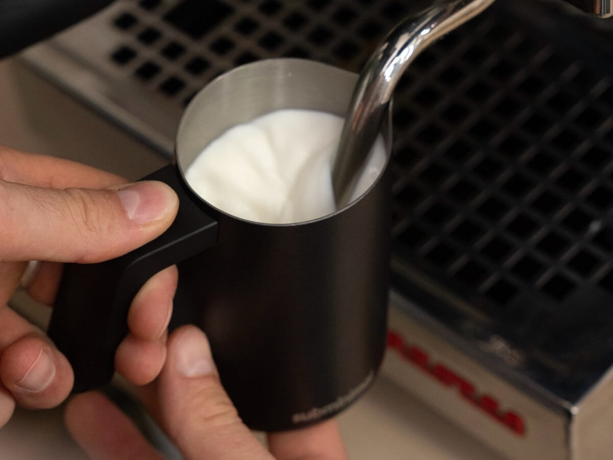 Pichet à Lait Sans Poignée FlowTip - Acier Inoxydable Noir - Pour Latte Art Et Mousse De Lait - Subminimal - 6