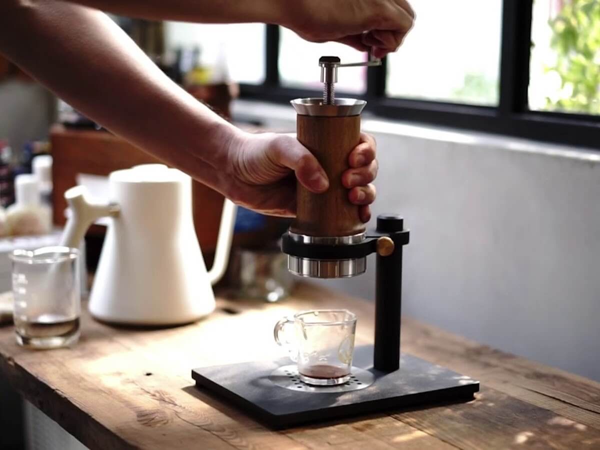 Aram | Machine à espresso avec support en acier - Auburn